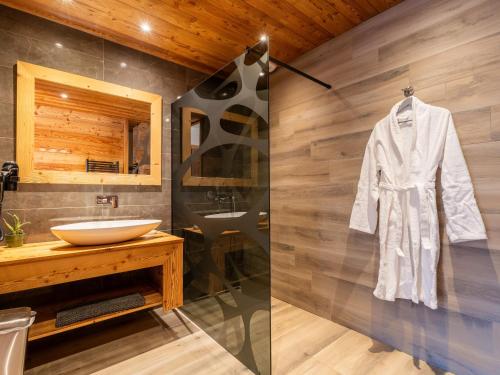 Bilik mandi di Chalet 5 étoiles avec sauna et bain nordique, proche des pistes, pour 12 personnes - FR-1-467-127