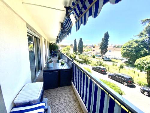 d'un balcon avec un banc et une vue sur la rue. dans l'établissement Antibes t3, à Antibes