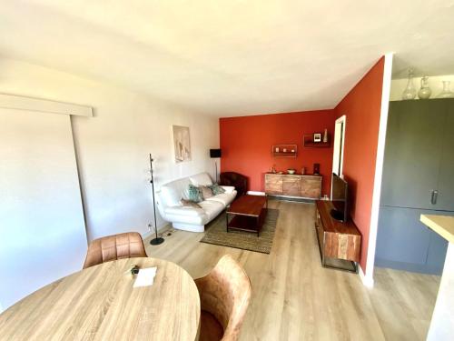 un salon avec une table et un canapé dans l'établissement Antibes t3, à Antibes