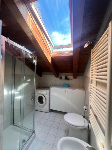a bathroom with a toilet and a washing machine at Affori MM centro in Milan