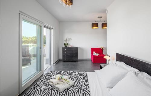 Ένα ή περισσότερα κρεβάτια σε δωμάτιο στο 8 Bedroom Beautiful Home In Liznjan