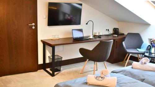 a room with a desk with a laptop on it at MedHotel Smart Krupnicza w Krakowie in Kraków