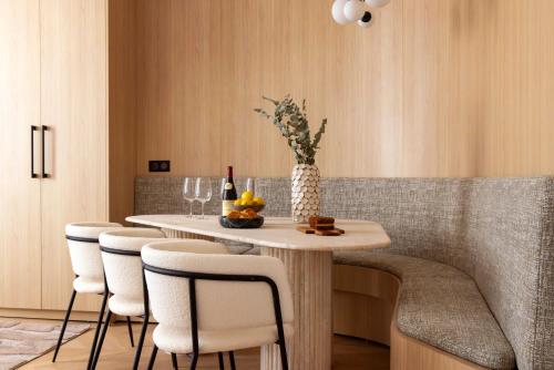 - une salle à manger avec une table, des chaises et un canapé dans l'établissement Apt Exceptional - AC - 3BR-8P- Gare de l 'Est, à Paris