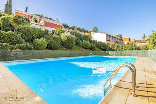 une piscine avec de l'eau bleue dans une cour dans l'établissement Havre de paix à Villeneuve Loubet, à Villeneuve-Loubet