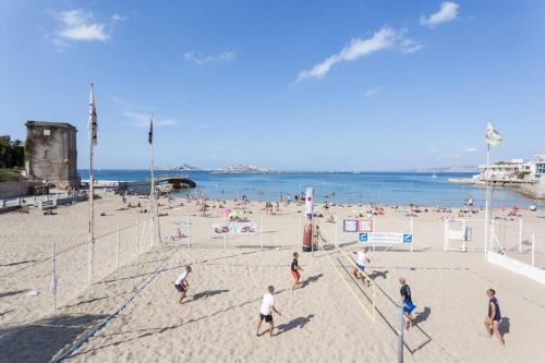 - un groupe de personnes jouant au volley-ball sur une plage dans l'établissement MARSEILLE superbe appartement à 2m de la plage, à Marseille