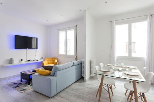 un salon avec un canapé et une table dans l'établissement MARSEILLE superbe appartement à 2m de la plage, à Marseille