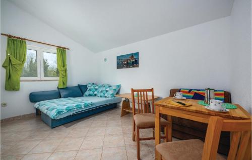 salon z kanapą i stołem w obiekcie Studio Apartment In Sv,lovrec w mieście Jakići