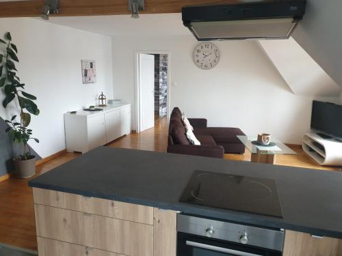 une cuisine avec un comptoir noir dans le salon dans l'établissement Sur les toits du centre, à Haguenau