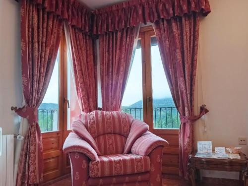 a living room with a chair and a window at Hotel La Rueda 3000 in Mora de Rubielos