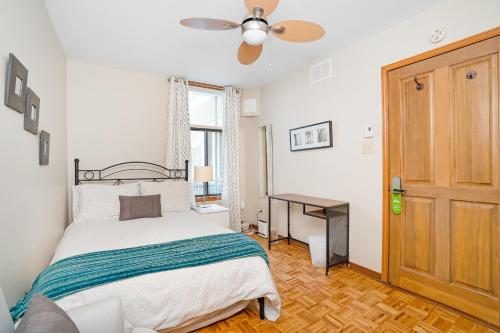 a bedroom with a bed and a ceiling fan at Accueil Chez Francois in Montréal
