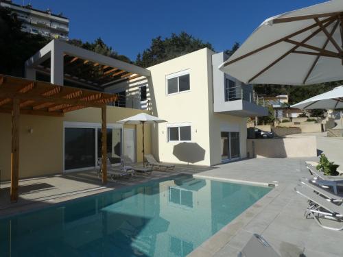 une villa avec piscine et une maison dans l'établissement Louloudi Hills Villa 3, à Koskinou