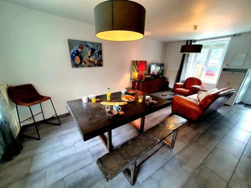 un salon avec une table et un canapé dans l'établissement La Capitainerie Port du Légué, à Plérin