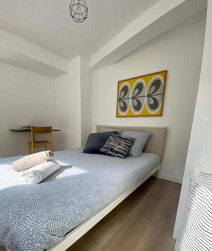 une chambre avec un lit dans une pièce blanche dans l'établissement Maison familiale avec extérieur Ménage et linges inclus, à Rouen