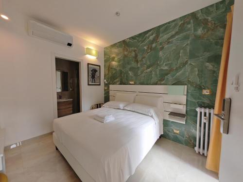 Un dormitorio con una cama blanca y una pared verde. en Perfect! Vatican Location, en Roma