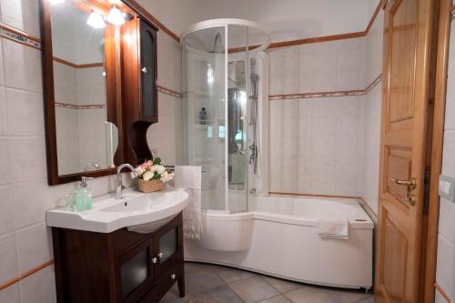 Phòng tắm tại Villa Santa Rosa con Jacuzzi e vista panoramica