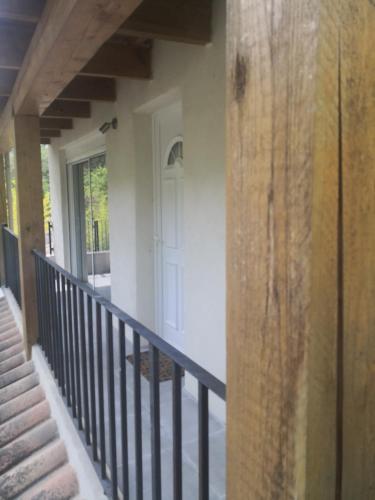 un escalier menant à la porte d'entrée d'une maison dans l'établissement 1149 le Tholonet, au Tholonet