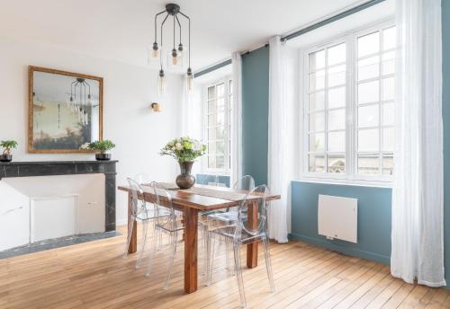 une salle à manger avec une table et des chaises dans l'établissement Appartement Central et Calme avec Magnifique Vue, à Nantes