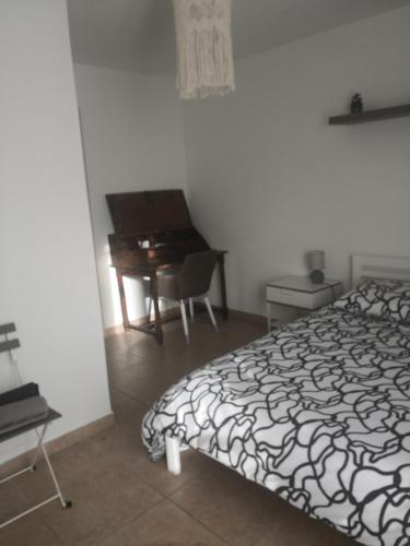 - une chambre avec un lit, un bureau et un piano dans l'établissement 1149 le Tholonet, au Tholonet