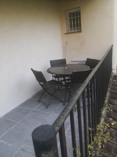 un patio avec une table et des chaises sur un balcon dans l'établissement 1149 le Tholonet, au Tholonet