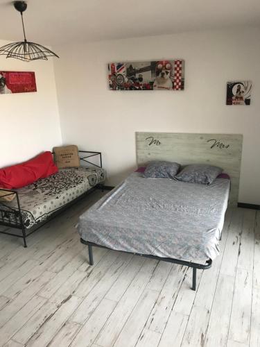 une chambre avec deux lits dans une pièce dans l'établissement Spacieux studio plein sud et très calme, à Cagnes-sur-Mer