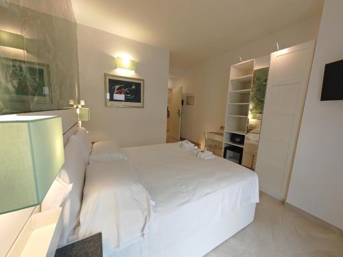 Un dormitorio con una cama blanca en una habitación. en Perfect! Vatican Location, en Roma