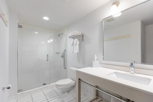 Un baño de Crowne Plaza Niagara Falls NY - Riverside by IHG