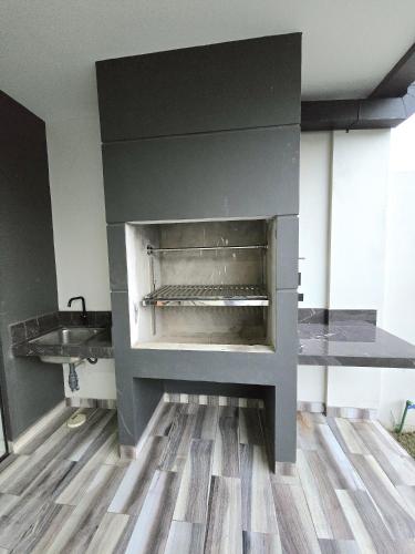 a fireplace in a room with a wooden floor at Hermosa Casa Vacacional con piscina privada cerca del Aeropuerto in Vila El Carmen