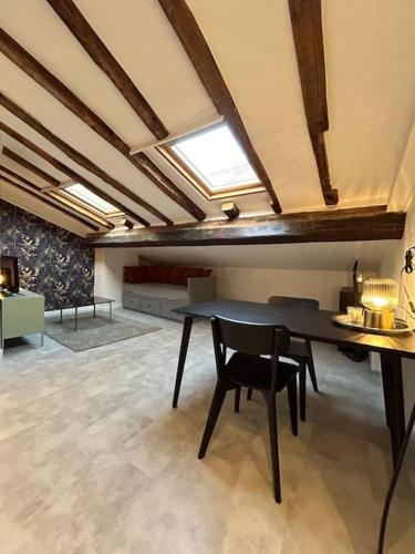 une salle à manger avec une table et des chaises dans une pièce dans l'établissement Le cozy, Jean Jaurès, à Toulouse