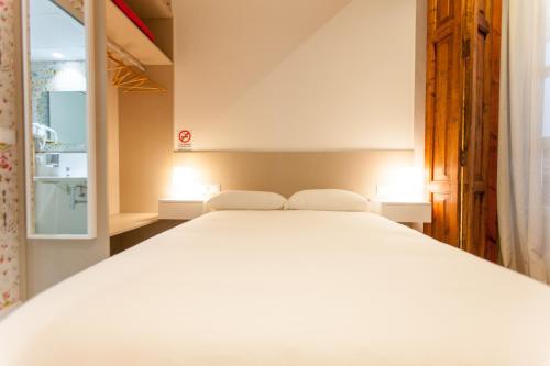 Postel nebo postele na pokoji v ubytování Host & Home