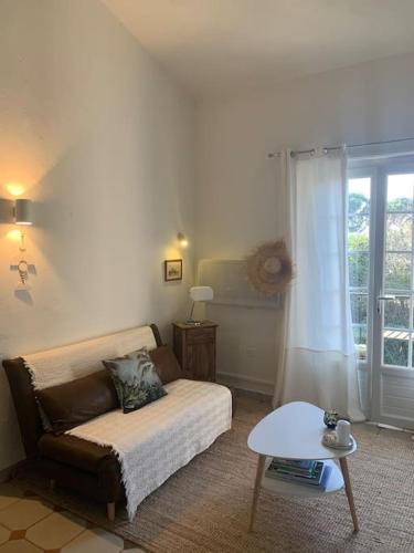 un salon avec un canapé et une table dans l'établissement Charmant duplex au calme avec parking, à Sainte-Maxime