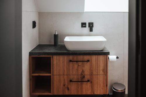 a bathroom with a white sink on a counter at Ptasia ferajna - domki całoroczne w Dolinie Baryczy in Milicz