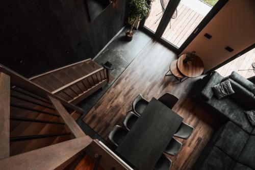 an overhead view of a living room with a table and chairs at Ptasia ferajna - domki całoroczne w Dolinie Baryczy in Milicz