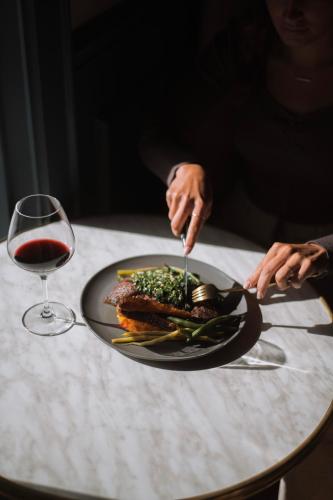 ホテルの敷地内または近くでの食事または食べ物