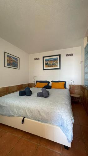 une chambre avec un grand lit avec deux oreillers dans l'établissement Appartement rdc terrasse vue panoramique mer, à La Croix-Valmer