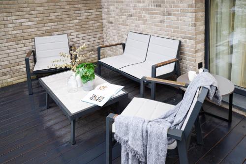deux chaises et une table sur une terrasse dans l'établissement Apartment w-Terrace I Air Condition I New building I Self Check-In, à Birštonas