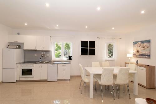 Dapur atau dapur kecil di Apartments Srdanovic