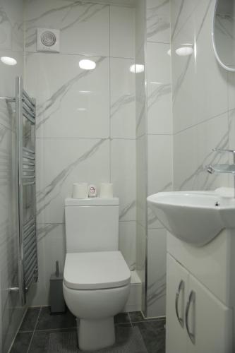 Koupelna v ubytování Private Ensuite 4 min drive to Luton Airport