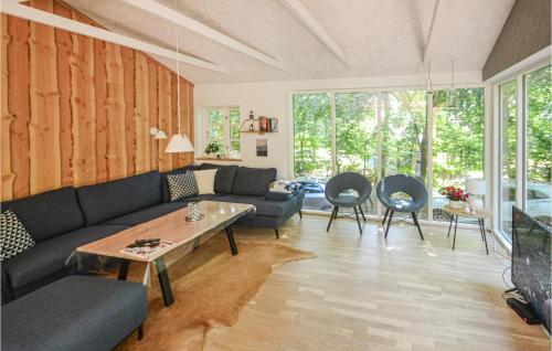 ein Wohnzimmer mit einer Couch und einem Tisch und Stühlen in der Unterkunft Nice Home In Glesborg With Wifi in Glesborg
