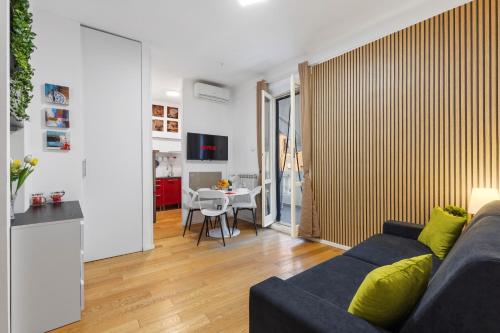 Milano City Life Elegant Penthouse with terrace, wi-fi Netflix, Subway 5 min - very convenient location