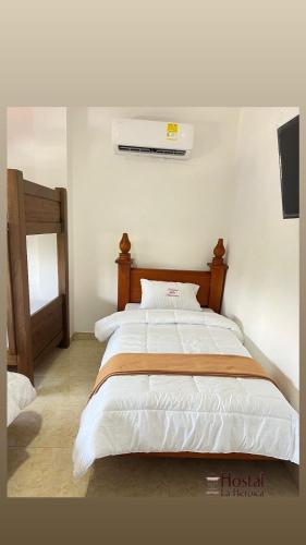 Postel nebo postele na pokoji v ubytování Hostal La Heroica