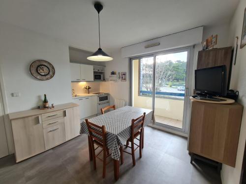 Photo de la galerie de l'établissement Ref 124 - Appartement T2 sur le port du Crouesty pour quatre personnes avec Internet, à Arzon