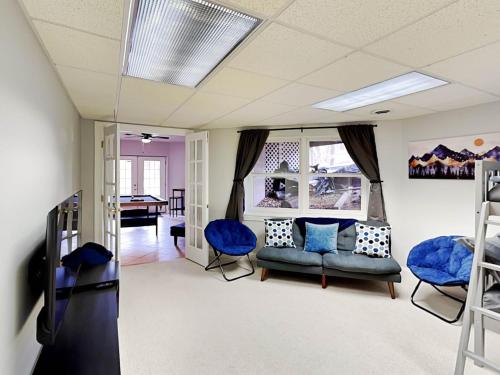 a living room with a couch and chairs at Starlit Memories in Swanton