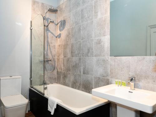 Koupelna v ubytování Charming and Spacious Apartment in Central Brixton