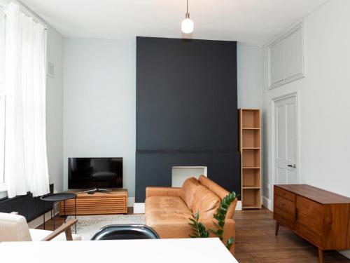 TV a/nebo společenská místnost v ubytování Charming and Spacious Apartment in Central Brixton