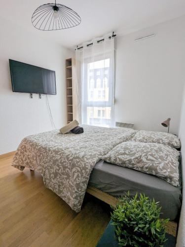 une chambre avec un lit et une télévision à écran plat dans l'établissement Le Clairvaux - Proche centre avec 1 place en parking souterrain, à Dijon