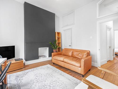 TV a/nebo společenská místnost v ubytování Charming and Spacious Apartment in Central Brixton