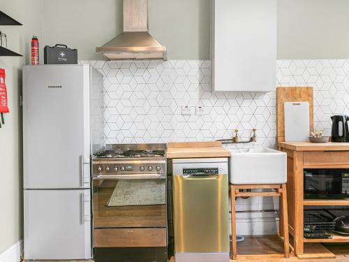 Kuchyň nebo kuchyňský kout v ubytování Charming and Spacious Apartment in Central Brixton