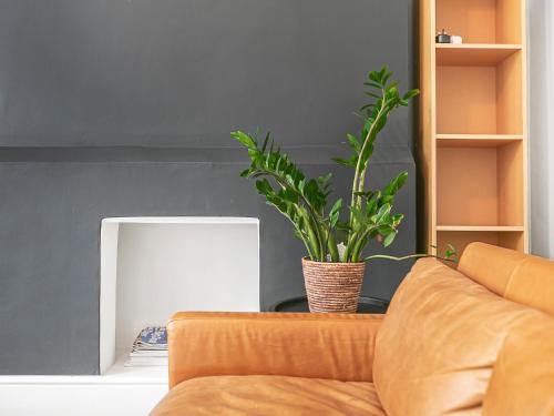 Posezení v ubytování Charming and Spacious Apartment in Central Brixton