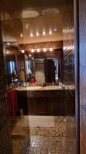 une salle de bain avec deux lavabos et un grand miroir dans l'établissement L'Authentique et Spacieux - Vieille Ville, à Annecy