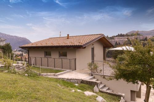 a small house with a fence in front of it at Appartamenti Caffè Maya in Maslianico